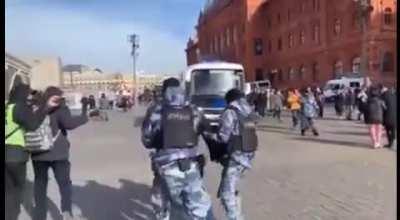 Russian Protesters Singing The Ukraine National Anthem In St Petersburg