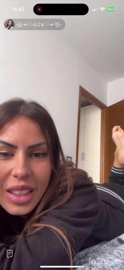 6 min of hot italian mommy’s feet/soles