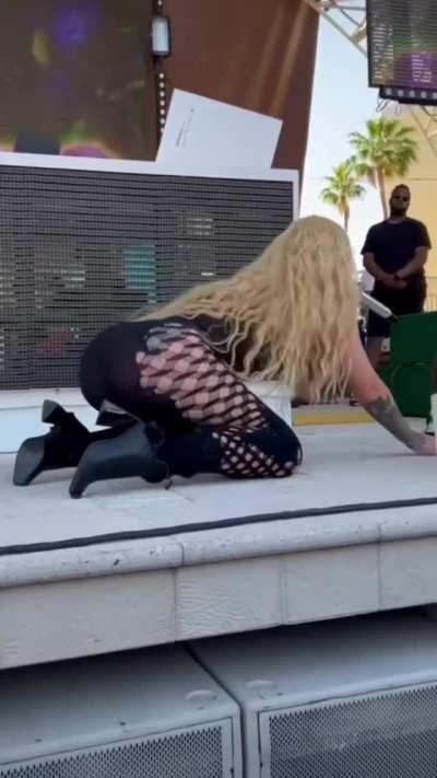 She got crazy control over that ass