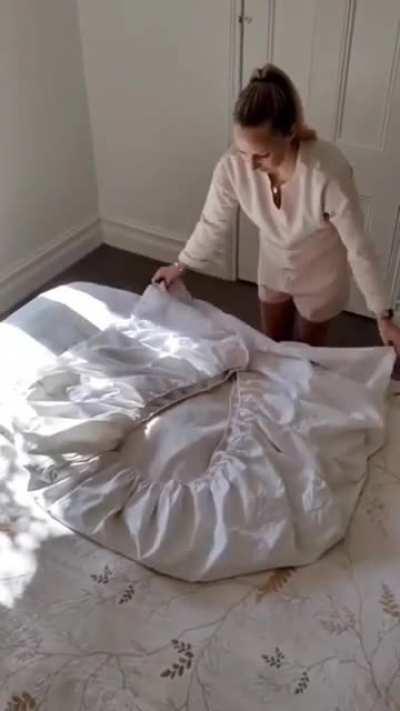 How to fold a fitted sheet