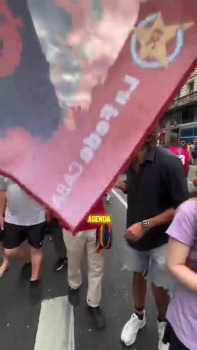  El Che Guevara presente en la marcha del orgullo gay...🙄