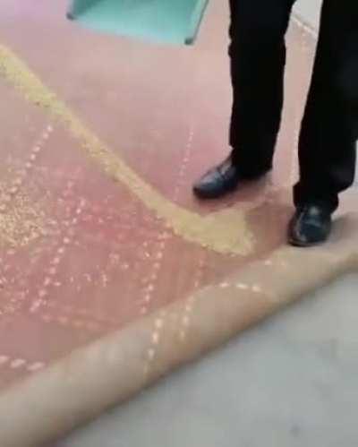 How this man picks up grains from a tarp