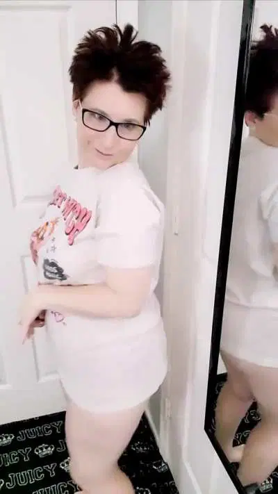 HQPixie = Cute Nerdy Curvy Redhead 