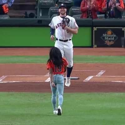 Simone Biles throws first pitch in a MLB game.