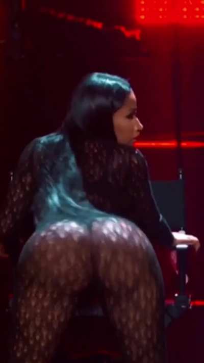 Slow-mo of nicki minaj shaking her ass