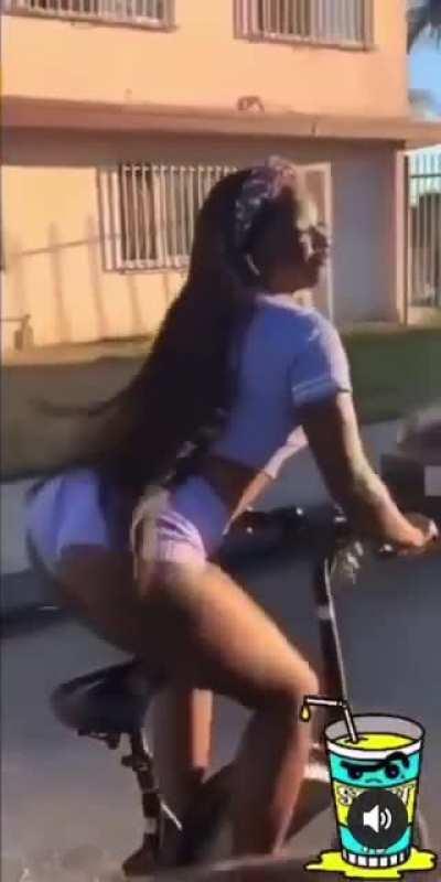 Twerking on a bike WCGW