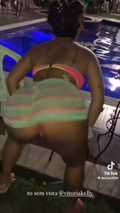 Latinas Twerking