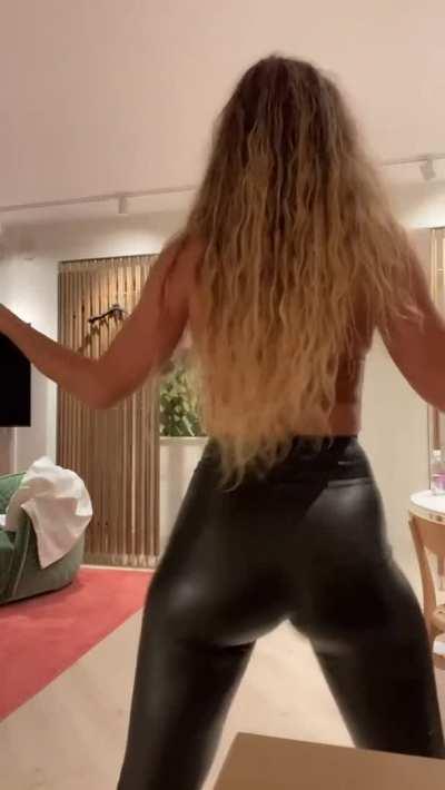 Latex ass shaking in slo-mo