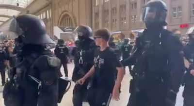 CSD: Hunderte Antifaschist*innen blockieren die Nazis am Hauptbahnhof in Leipzig.