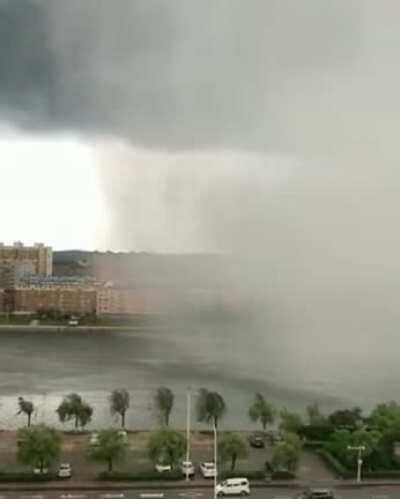 I always wondered what the edge of a rainstorm looks like