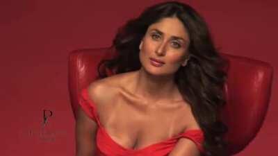 Seducing milf kareena kapoor. Look at her strips marks😍