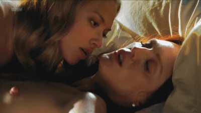 Julianne Moore and Amanda Seyfried in 'Chloe'