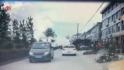 Gasoline tank truck went airborne after explosion in China 13.06.2020