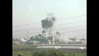 The United States Air Force drops a JDAM on a building as US troops watch in Iraq.