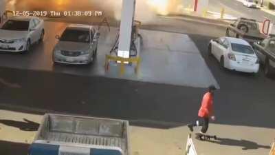 Gas station's underground tanker explodes as othet cars fill up their cars in Saudi Arabia (May 12, 2019)