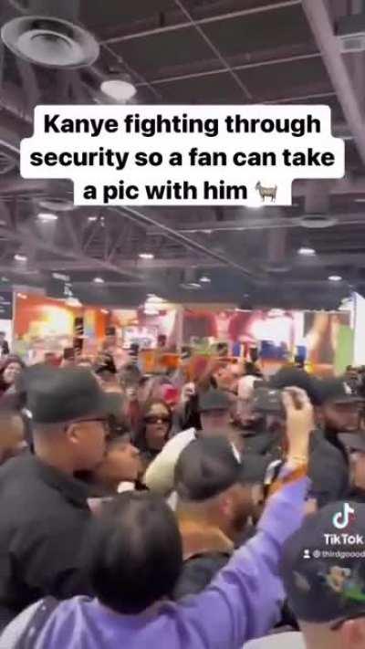 Kanye West fights through crowd to take a picture with fan 👀