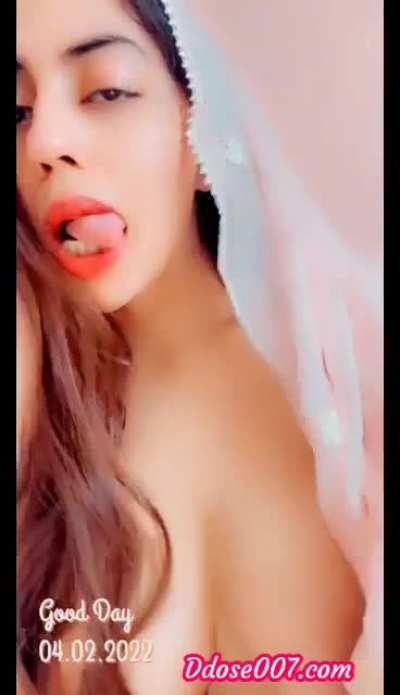 🥵Most Demanded Latest Punjabi Girl Exclusive Viral Video's Showing her Boobs with Naughty Teasing Expressions 3 Videos💦!! Don't Miss🥵