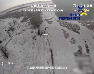 Ukrainian FPV drone hits 2 Russian soldiers 