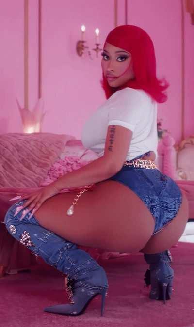 Nicki has the GOAT ass 🔥