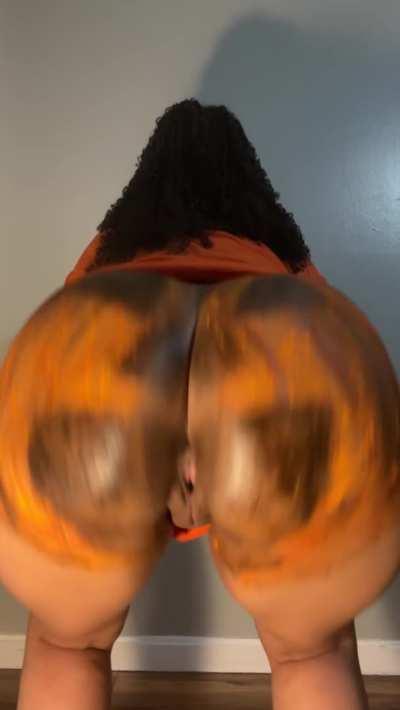 I love twerking with cute paint on my butt