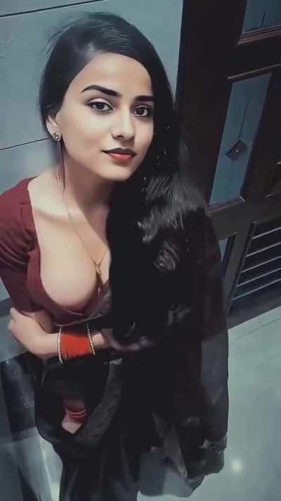 Gorgeous 😍 hot 🥵 bhabhi 