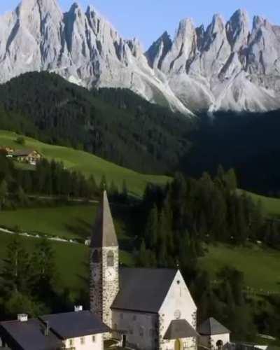 🔥 Santa Maddalena is a wine village in the Dolomites, Italy