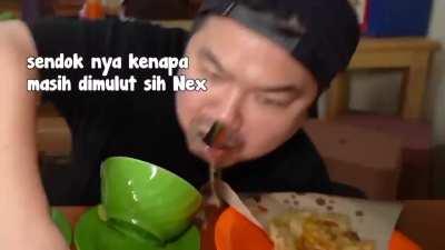 Bangku yang diduduki Nex Carlos patah ketika review makanan