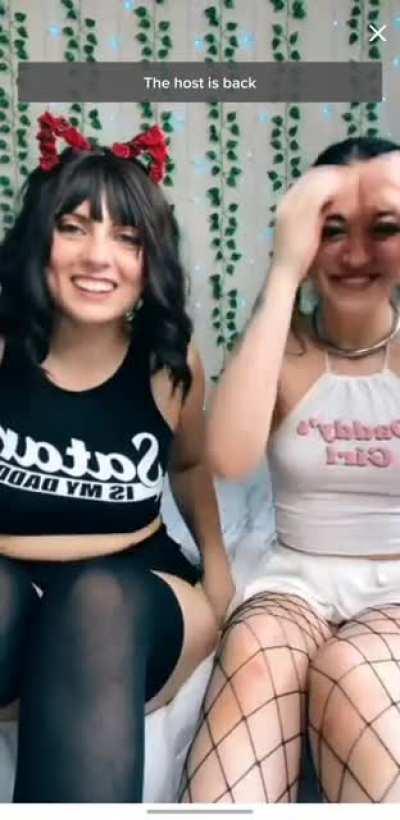 Tiktok Girls do a feet5 on live