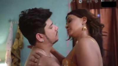 Mahi Kaur , Sofiya ( Suraiya Shaikh / Jazzy Jasmine ) HOT Boobs Kissing Sex Scene In Palang Tod Gaon Ki Garmi S04 Ep 02 Ullu