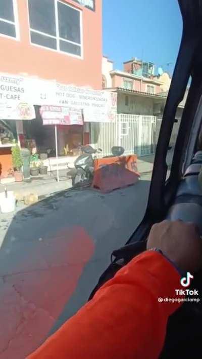 Si ellos saben que son Pobres, por que se reproducen? Por que quieren tener hijos viviendo asi? Por que no les gusta pensar a largo plazo? Pueden vivir dentro de CDMX solos o con pareja, pero quieren tener hijos viviendo asi, Que opinas sobre este video?