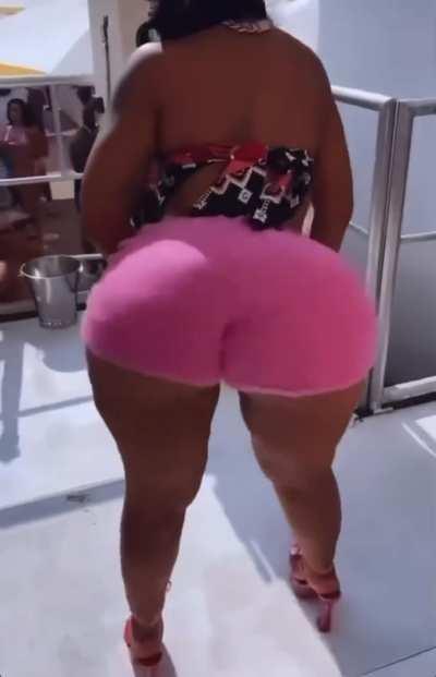 Ari twerking her phat ass