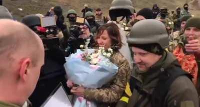 Lesya and Valeria. They have been living in a civil marriage for a long time, and now they have decided to get married. The ceremony took place near one of the checkpoints set up at the entrances to Kyiv.