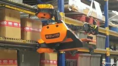 Squid warehouse robot can climb shelves