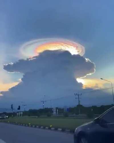 🔥 What appears to be a Cumulonimbus cloud crowned by a Lenticular Cloud, filmed in Japan.