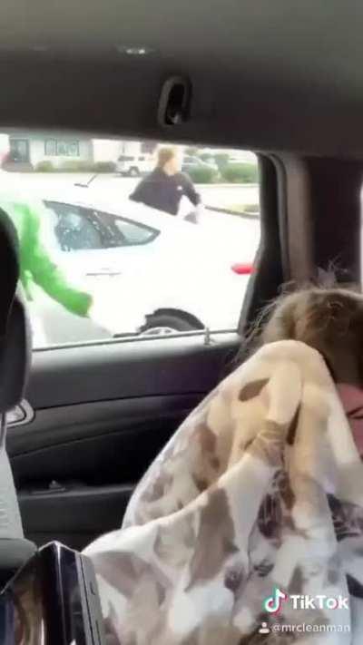 Dad murders the daughter in the back of the car