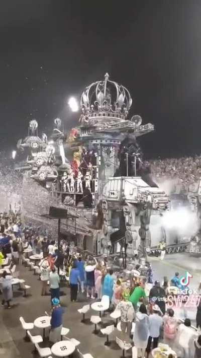 This Star Wars float at Brazil parade!?!