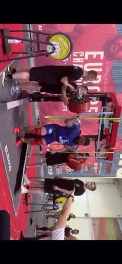 Russian powerlifter breaks both knees attempting a 400 kg squat