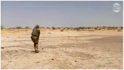 Quick firefight: French legionnaires stumble upon two ISIS militants — Sahel, Africa [2020]