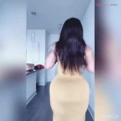 pawg clapping her fat ass in yellow dress!!! (loud)