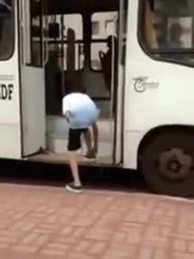 Kid tries to hold up bus by tying his shoes, bus drivers not having it.