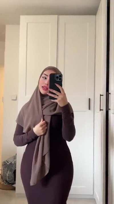 Thick hijabi