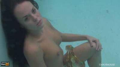 Rhandee James masturbating in the pool