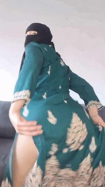 Just posted free twerking sesh on my sites wearing everyones fav green kameez! B/G video in this outfit next? 🤔