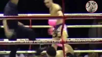 Muay Thai referee has amazing reflex! Their dedication at work is stopping numerous serious injuries to contestant.