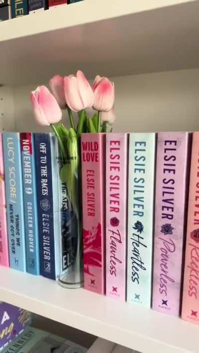 The cutest bookshelf decor 🥹🌷💗