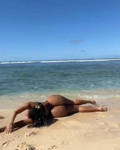 Booty on the beach @exohydrax4