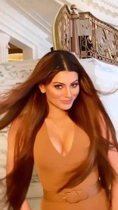 Bimbo fuckdoll Urvashi Rautela has been featuring her million dollar cleavage a lot recently... 👅👅👅