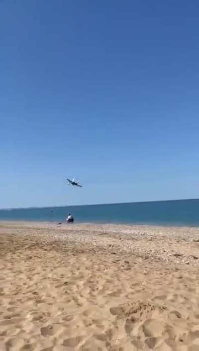 🇷🇺 Russian Sukhoi Su-35 passing by a beach in Crimea [480x848]