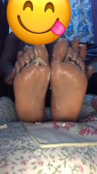 Ebony teen feet smothered in lotion