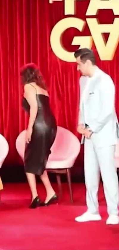 Look how he staring at her 🍑